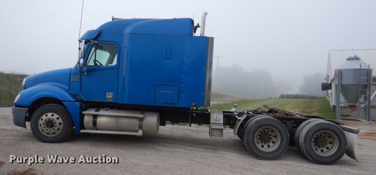 image for item KP9472 2005 Freightliner Columbia  semi truck