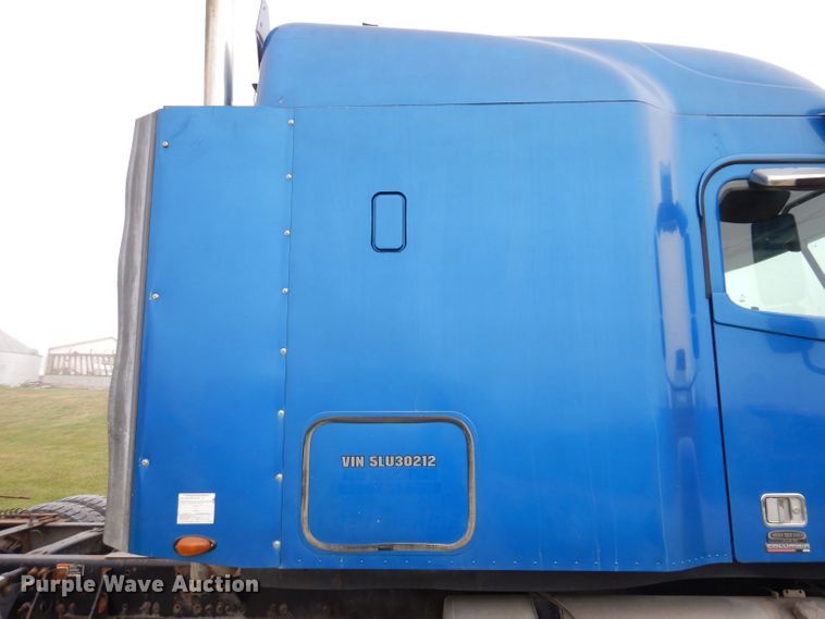 image for item KP9472 2005 Freightliner Columbia  semi truck