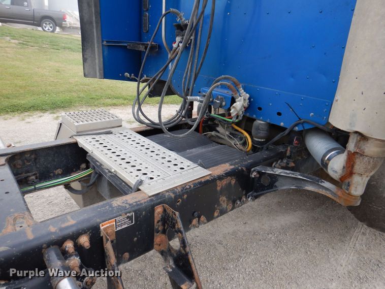 image for item KP9472 2005 Freightliner Columbia  semi truck