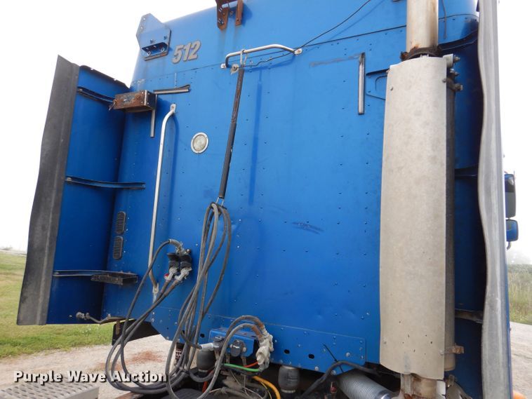 image for item KP9472 2005 Freightliner Columbia  semi truck