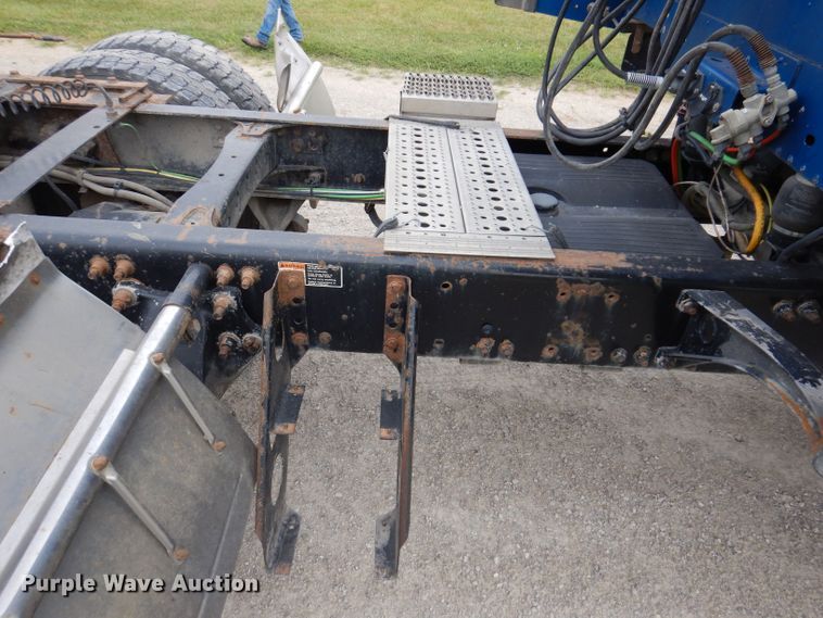 image for item KP9472 2005 Freightliner Columbia  semi truck