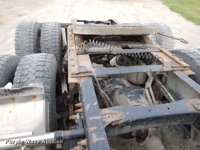 image for item KP9472 2005 Freightliner Columbia  semi truck