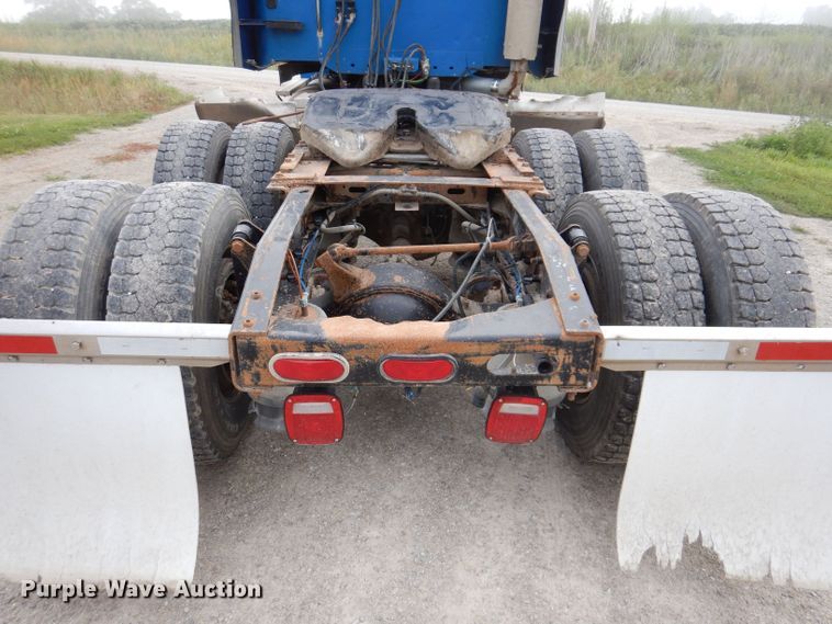 image for item KP9472 2005 Freightliner Columbia  semi truck