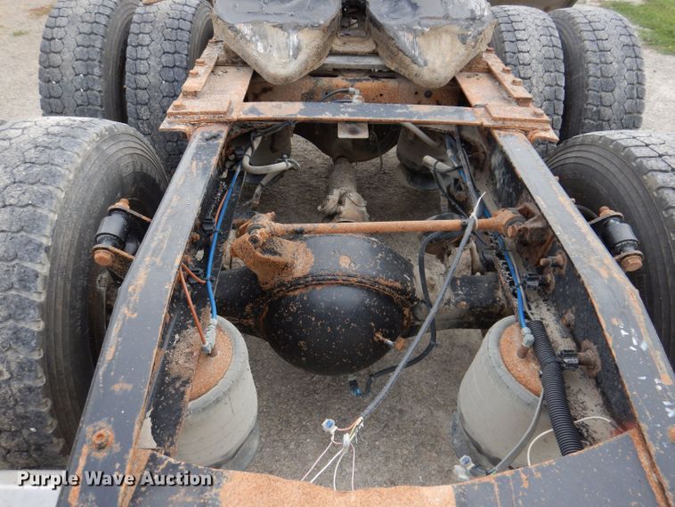 image for item KP9472 2005 Freightliner Columbia  semi truck