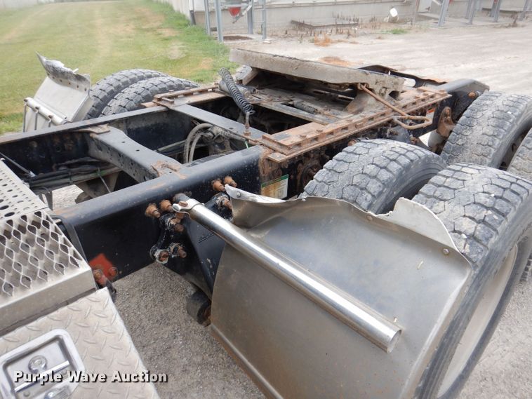 image for item KP9472 2005 Freightliner Columbia  semi truck