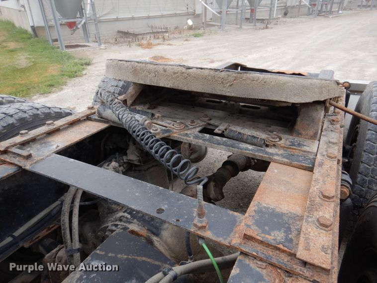 image for item KP9472 2005 Freightliner Columbia  semi truck