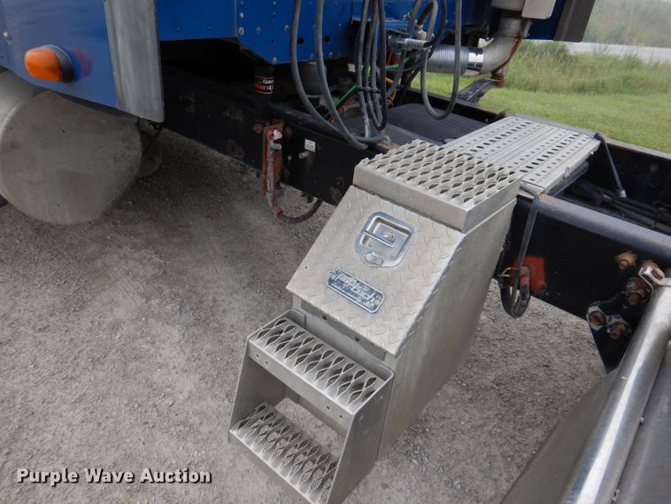 image for item KP9472 2005 Freightliner Columbia  semi truck