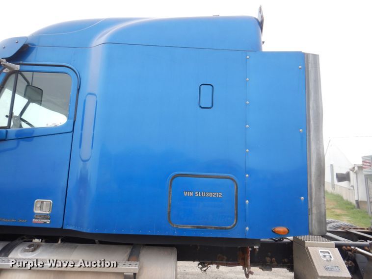 image for item KP9472 2005 Freightliner Columbia  semi truck