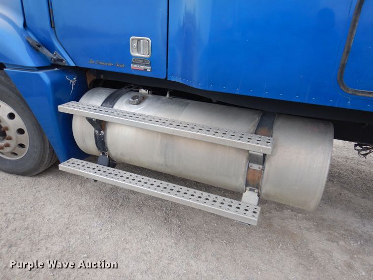 image for item KP9472 2005 Freightliner Columbia  semi truck