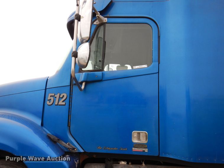 image for item KP9472 2005 Freightliner Columbia  semi truck