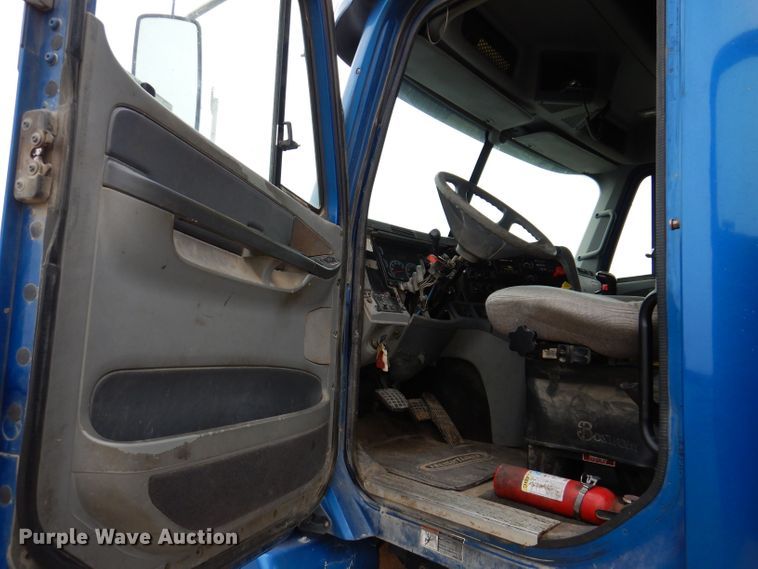 image for item KP9472 2005 Freightliner Columbia  semi truck