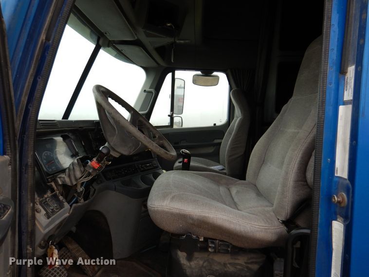 image for item KP9472 2005 Freightliner Columbia  semi truck