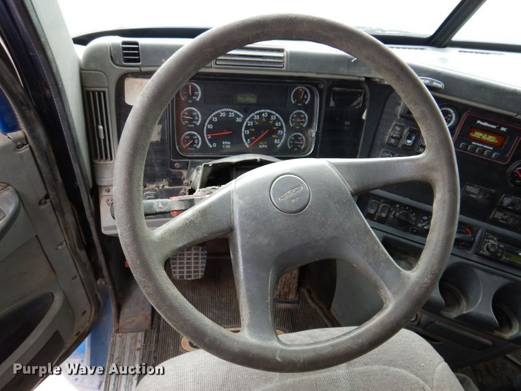 image for item KP9472 2005 Freightliner Columbia  semi truck