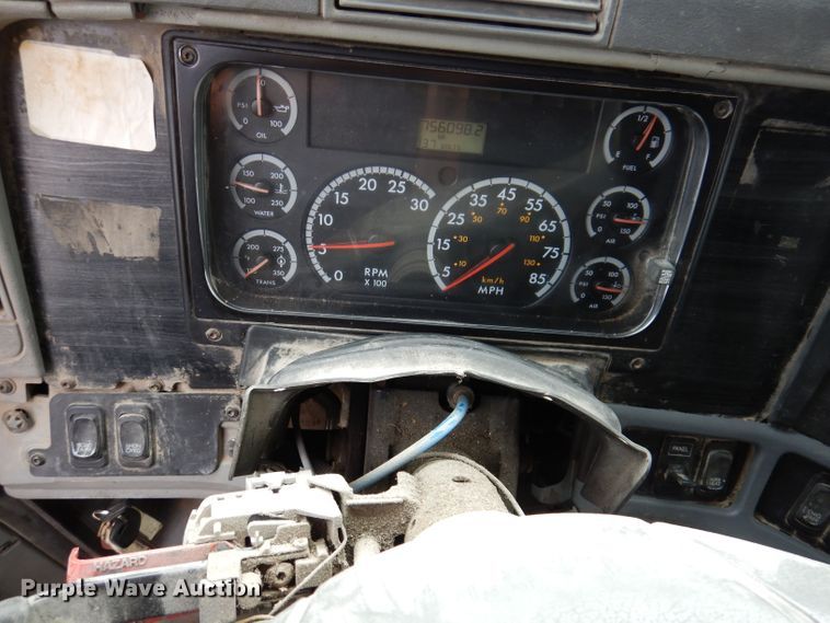 image for item KP9472 2005 Freightliner Columbia  semi truck