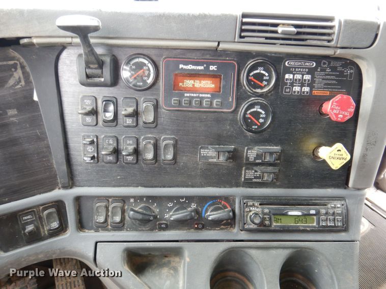 image for item KP9472 2005 Freightliner Columbia  semi truck