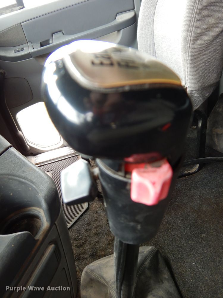 image for item KP9472 2005 Freightliner Columbia  semi truck