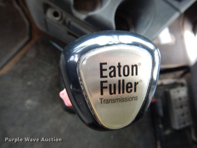 image for item KP9472 2005 Freightliner Columbia  semi truck