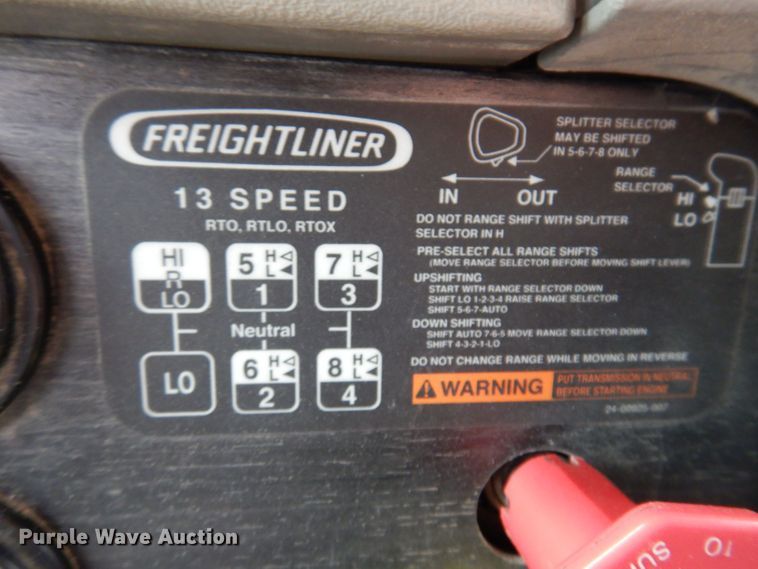 image for item KP9472 2005 Freightliner Columbia  semi truck