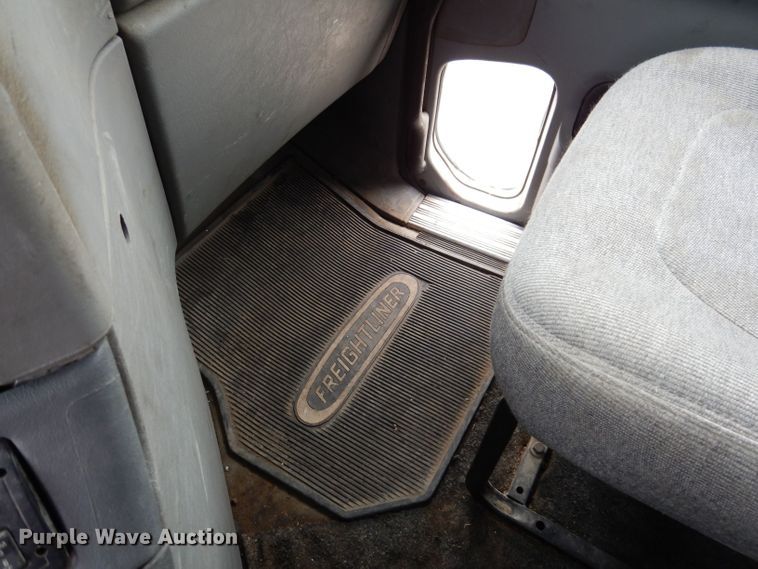 image for item KP9472 2005 Freightliner Columbia  semi truck