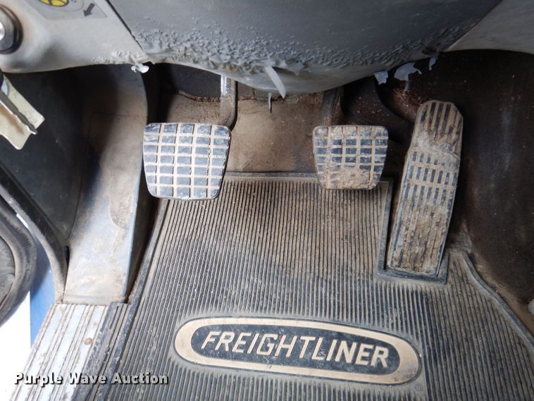 image for item KP9472 2005 Freightliner Columbia  semi truck