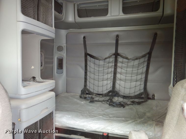 image for item KP9472 2005 Freightliner Columbia  semi truck