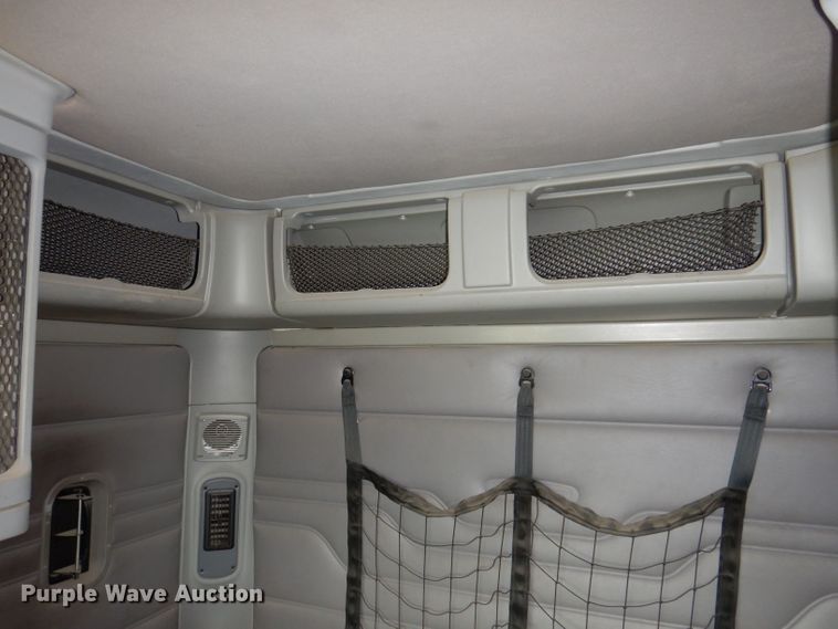 image for item KP9472 2005 Freightliner Columbia  semi truck