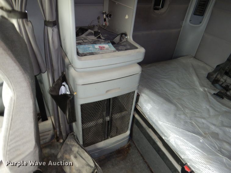 image for item KP9472 2005 Freightliner Columbia  semi truck