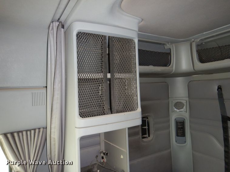 image for item KP9472 2005 Freightliner Columbia  semi truck