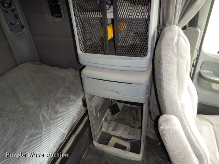 image for item KP9472 2005 Freightliner Columbia  semi truck