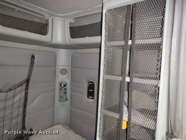 image for item KP9472 2005 Freightliner Columbia  semi truck