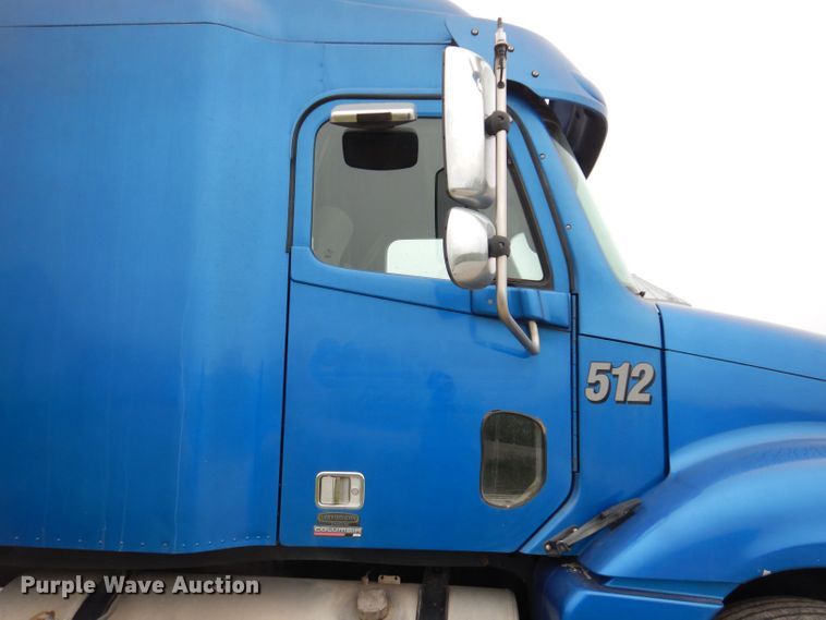 image for item KP9472 2005 Freightliner Columbia  semi truck
