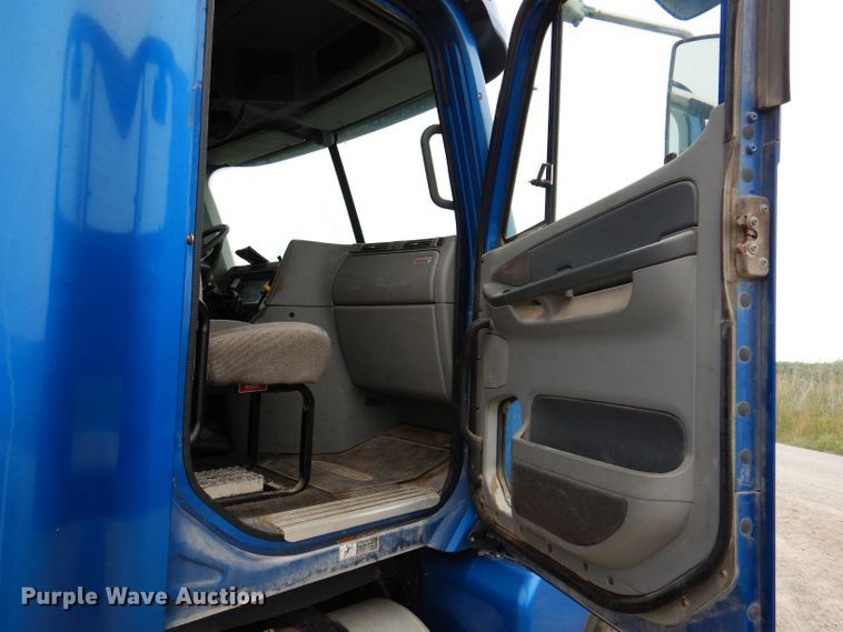 image for item KP9472 2005 Freightliner Columbia  semi truck