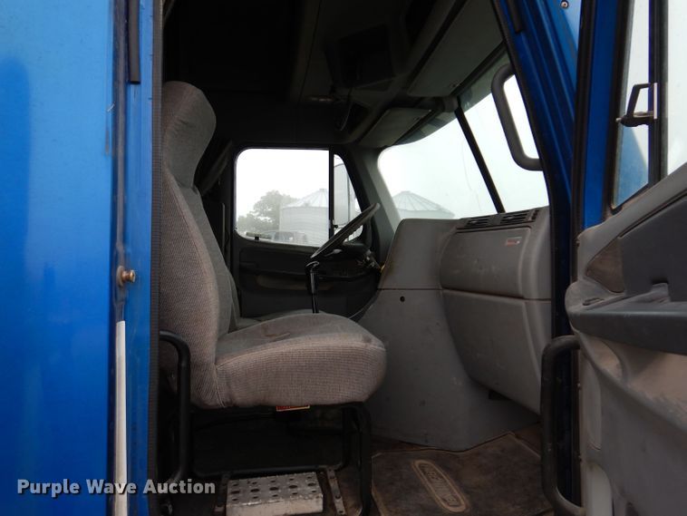 image for item KP9472 2005 Freightliner Columbia  semi truck