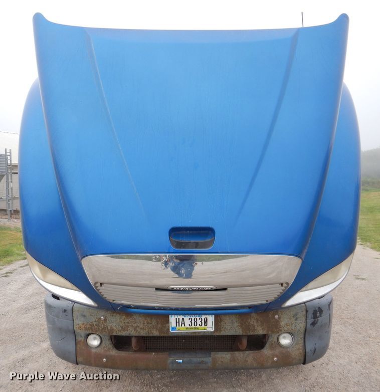 image for item KP9472 2005 Freightliner Columbia  semi truck