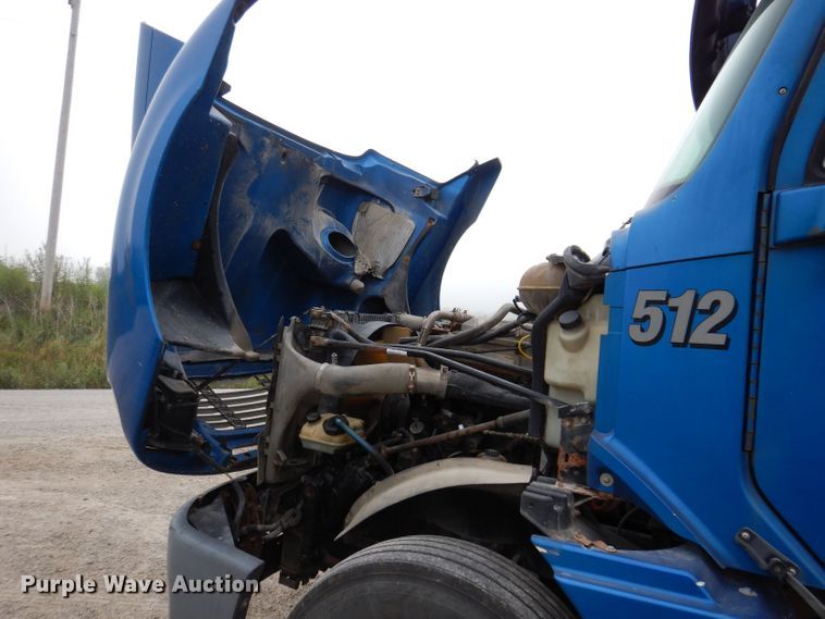 image for item KP9472 2005 Freightliner Columbia  semi truck