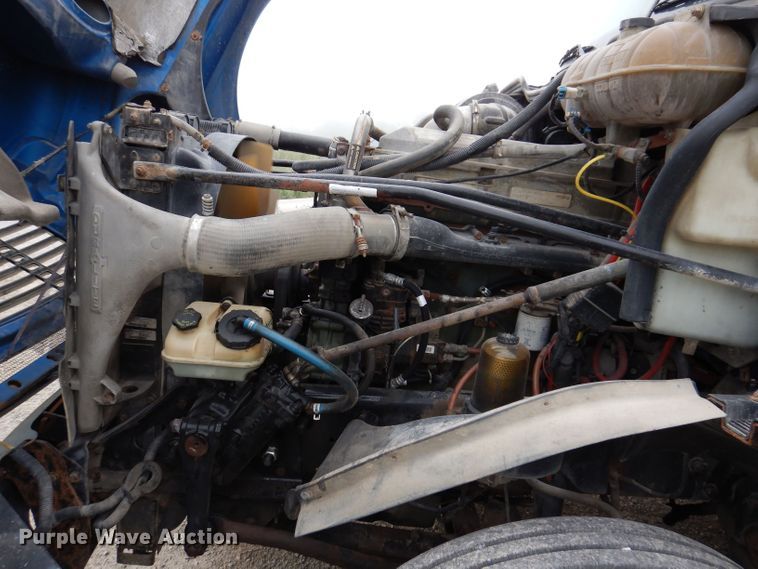 image for item KP9472 2005 Freightliner Columbia  semi truck