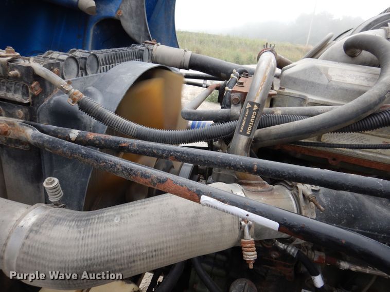 image for item KP9472 2005 Freightliner Columbia  semi truck