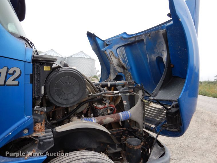 image for item KP9472 2005 Freightliner Columbia  semi truck