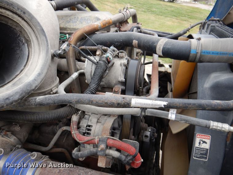 image for item KP9472 2005 Freightliner Columbia  semi truck