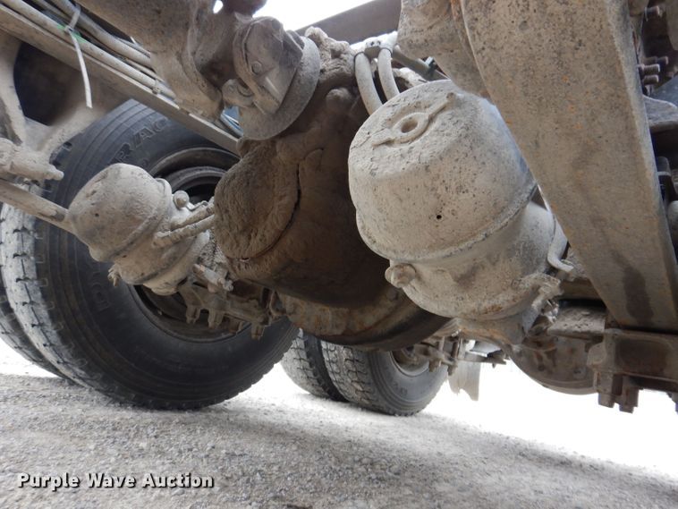 image for item KP9472 2005 Freightliner Columbia  semi truck