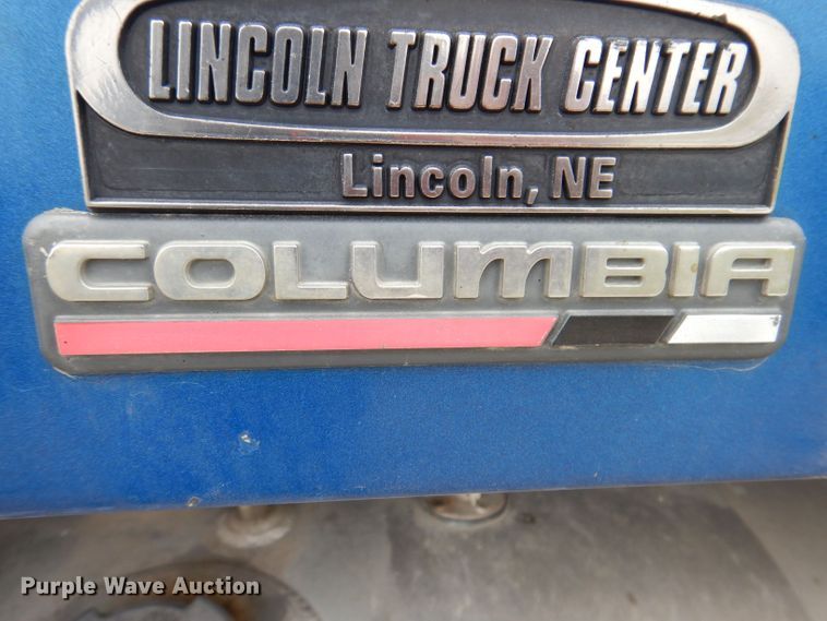 image for item KP9472 2005 Freightliner Columbia  semi truck