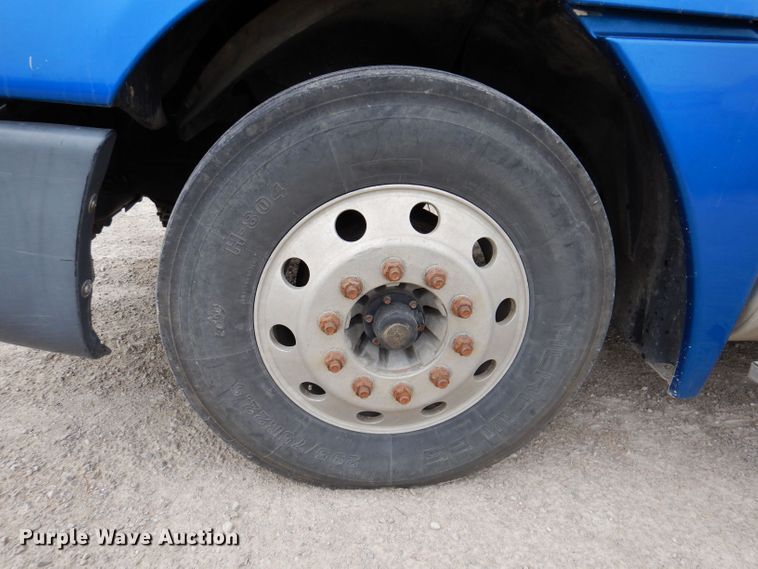 image for item KP9472 2005 Freightliner Columbia  semi truck