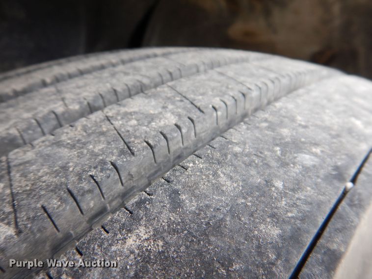 image for item KP9472 2005 Freightliner Columbia  semi truck