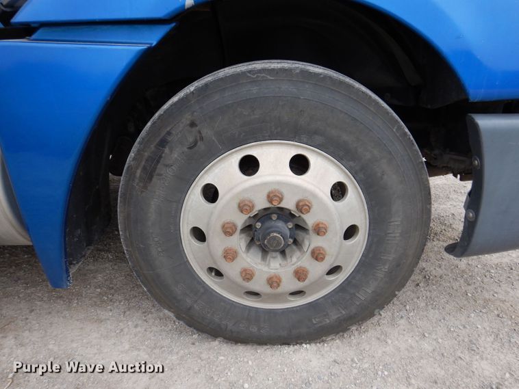 image for item KP9472 2005 Freightliner Columbia  semi truck