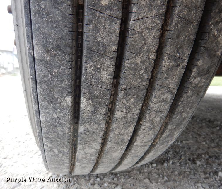 image for item KP9472 2005 Freightliner Columbia  semi truck