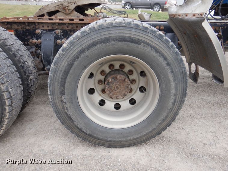 image for item KP9472 2005 Freightliner Columbia  semi truck