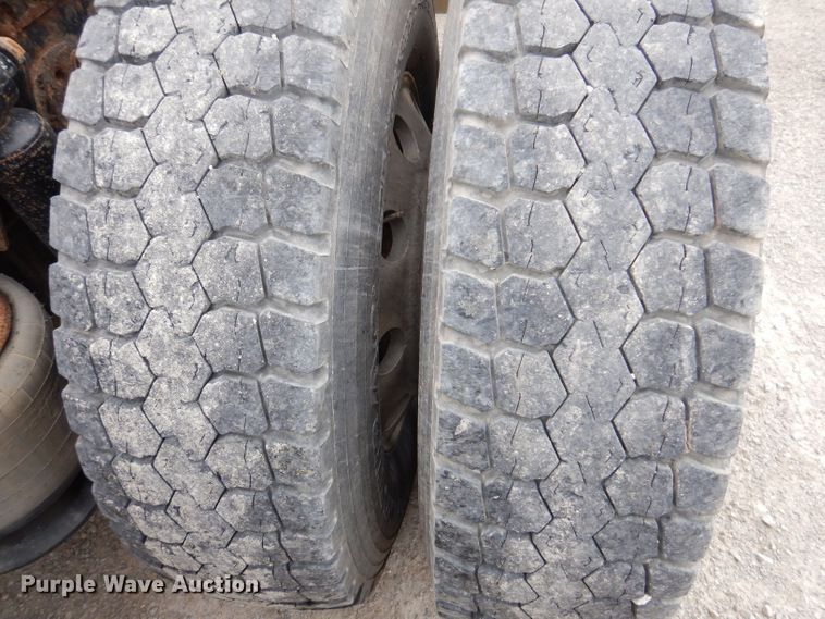 image for item KP9472 2005 Freightliner Columbia  semi truck