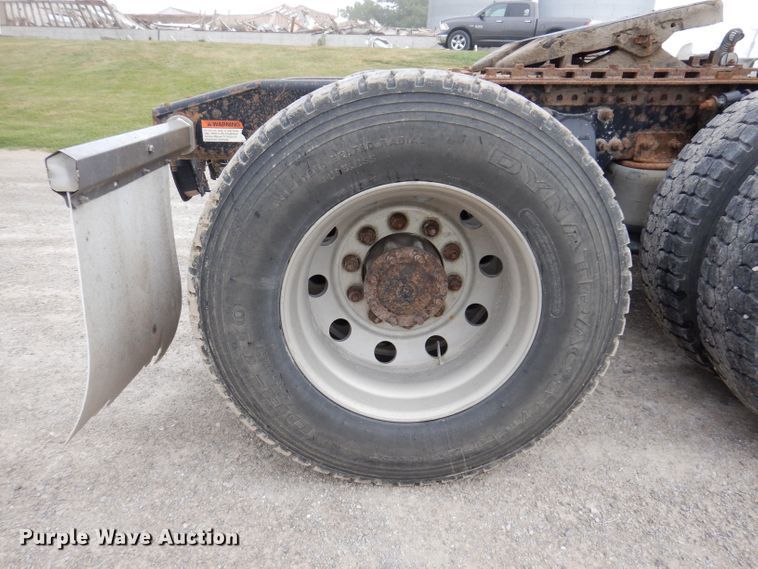 image for item KP9472 2005 Freightliner Columbia  semi truck