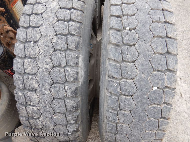 image for item KP9472 2005 Freightliner Columbia  semi truck