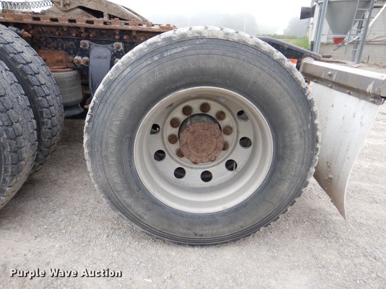 image for item KP9472 2005 Freightliner Columbia  semi truck